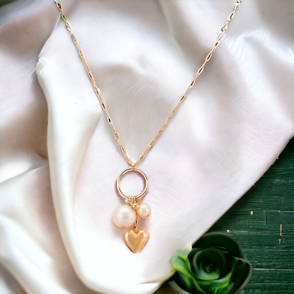 As fotografias para o Instagram têm diversos objetivos, que vão além de apenas compartilhar momentos do dia a dia em seu perfil pessoal como também o fortalecimento da marca de seu produto, objetivo importante na promoção de marcas e produtos. Empresas e influenciadores usam o Instagram para alcançar um público amplo, utilizando imagens atraentes para engajar seguidores e aumentar a visibilidade. As fotografias também têm um papel significativo na construção de narrativas visuais, onde cada imagem pode contar uma história ou transmitir uma mensagem e desejo pessoal. Além disso, as fotos podem ser uma forma de documentar experiências, e crescimento empresárial, servindo como um álbum digital de seus produtos onde os usuários podem revisitar ao longo do tempo. No geral, as fotografias no Instagram são uma combinação de arte, comunicação e marketing, refletindo a diversidade e a criatividade de seus futuros cliente.