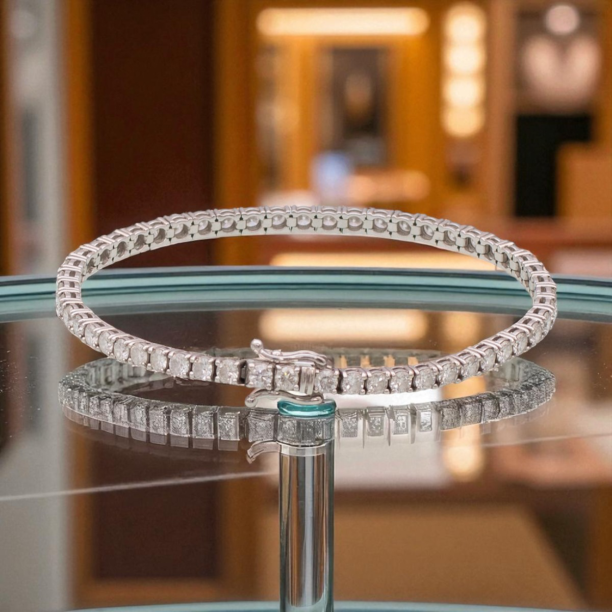 As fotografias para o Instagram têm diversos objetivos, que vão além de apenas compartilhar momentos do dia a dia em seu perfil pessoal como também o fortalecimento da marca de seu produto, objetivo importante na promoção de marcas e produtos. Empresas e influenciadores usam o Instagram para alcançar um público amplo, utilizando imagens atraentes para engajar seguidores e aumentar a visibilidade. As fotografias também têm um papel significativo na construção de narrativas visuais, onde cada imagem pode contar uma história ou transmitir uma mensagem e desejo pessoal. Além disso, as fotos podem ser uma forma de documentar experiências, e crescimento empresárial, servindo como um álbum digital de seus produtos onde os usuários podem revisitar ao longo do tempo. No geral, as fotografias no Instagram são uma combinação de arte, comunicação e marketing, refletindo a diversidade e a criatividade de seus futuros cliente.