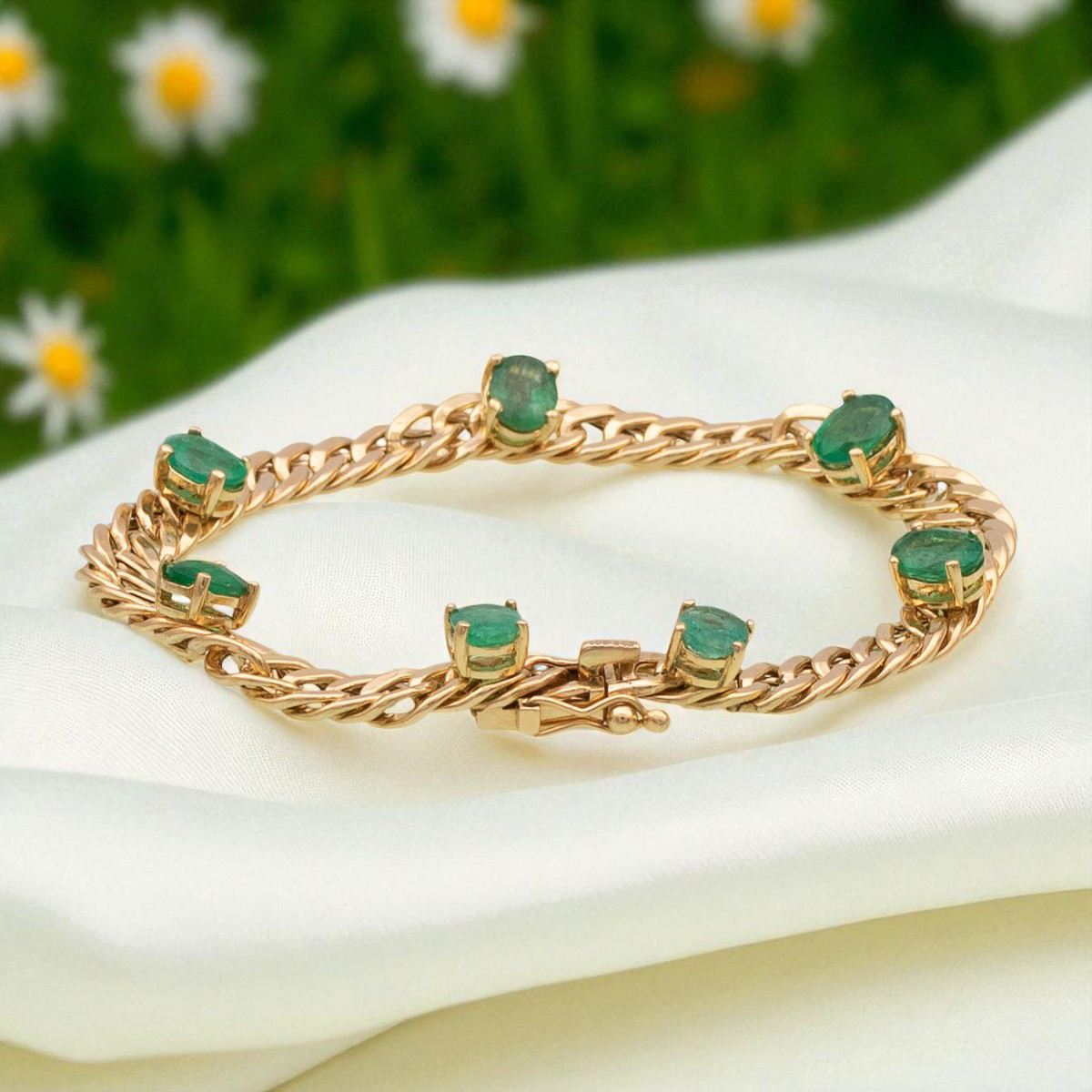 As fotografias para o Instagram têm diversos objetivos, que vão além de apenas compartilhar momentos do dia a dia em seu perfil pessoal como também o fortalecimento da marca de seu produto, objetivo importante na promoção de marcas e produtos. Empresas e influenciadores usam o Instagram para alcançar um público amplo, utilizando imagens atraentes para engajar seguidores e aumentar a visibilidade. As fotografias também têm um papel significativo na construção de narrativas visuais, onde cada imagem pode contar uma história ou transmitir uma mensagem e desejo pessoal. Além disso, as fotos podem ser uma forma de documentar experiências, e crescimento empresárial, servindo como um álbum digital de seus produtos onde os usuários podem revisitar ao longo do tempo. No geral, as fotografias no Instagram são uma combinação de arte, comunicação e marketing, refletindo a diversidade e a criatividade de seus futuros cliente.