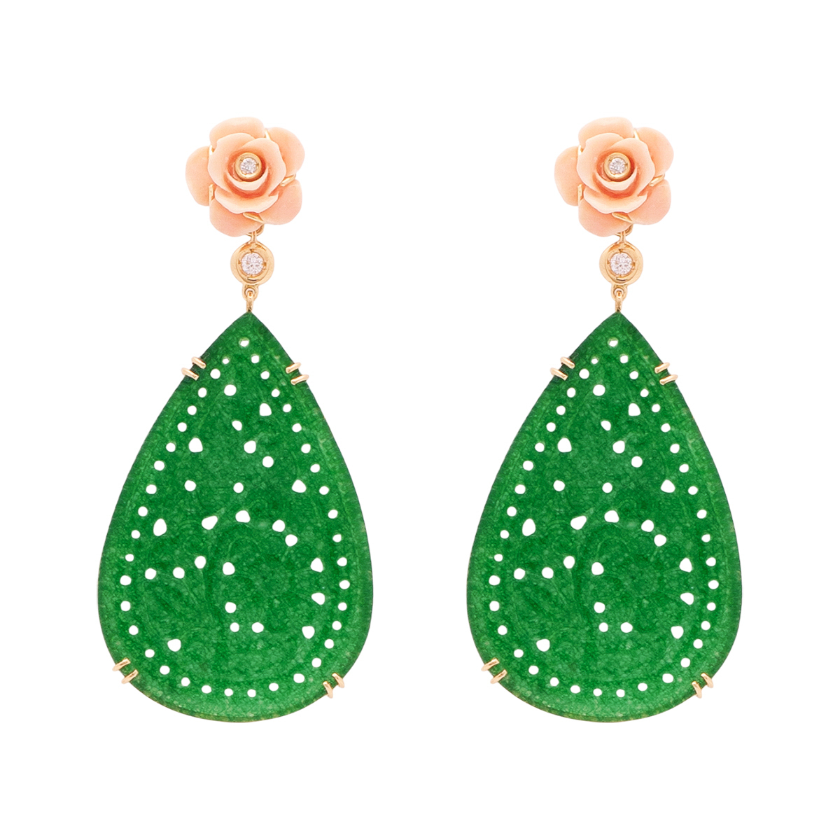 A fotografia de joias e semi-joias é uma arte que exige precisão, habilidade e uma compreensão profunda dos elementos que tornam essas peças únicas e desejáveis. Desde anéis e colares até brincos e pulseiras, capturar a essência dessas joias e semi-joias é crucial para destacar seu brilho, cor e design sofisticado. Uma boa fotografia pode transformar uma peça de joalheria em um objeto de desejo e ajudar a comunicar seu valor e apelo ao público.