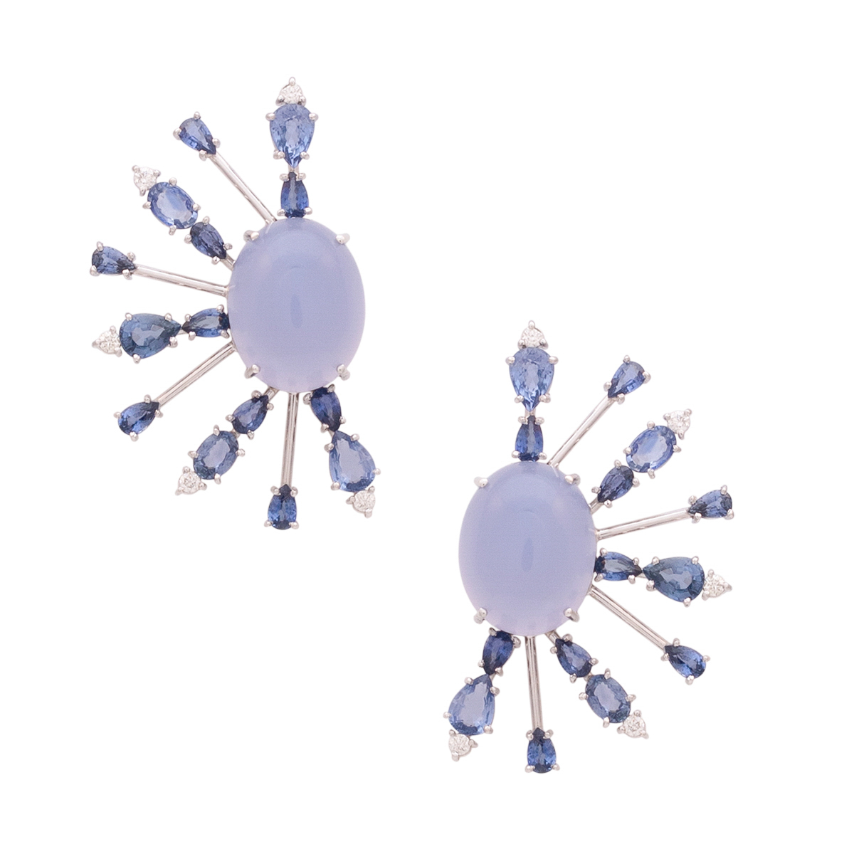 A fotografia de joias e semi-joias é uma arte que exige precisão, habilidade e uma compreensão profunda dos elementos que tornam essas peças únicas e desejáveis. Desde anéis e colares até brincos e pulseiras, capturar a essência dessas joias e semi-joias é crucial para destacar seu brilho, cor e design sofisticado. Uma boa fotografia pode transformar uma peça de joalheria em um objeto de desejo e ajudar a comunicar seu valor e apelo ao público.