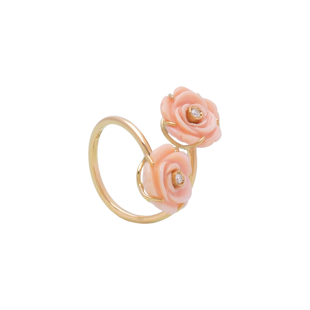 A fotografia de joias e semi-joias é uma arte que exige precisão, habilidade e uma compreensão profunda dos elementos que tornam essas peças únicas e desejáveis. Desde anéis e colares até brincos e pulseiras, capturar a essência dessas joias e semi-joias é crucial para destacar seu brilho, cor e design sofisticado. Uma boa fotografia pode transformar uma peça de joalheria em um objeto de desejo e ajudar a comunicar seu valor e apelo ao público.