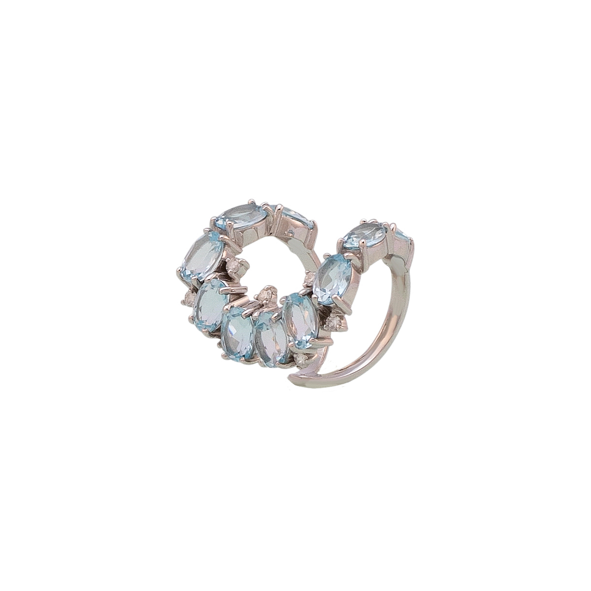 A fotografia de joias e semi-joias é uma arte que exige precisão, habilidade e uma compreensão profunda dos elementos que tornam essas peças únicas e desejáveis. Desde anéis e colares até brincos e pulseiras, capturar a essência dessas joias e semi-joias é crucial para destacar seu brilho, cor e design sofisticado. Uma boa fotografia pode transformar uma peça de joalheria em um objeto de desejo e ajudar a comunicar seu valor e apelo ao público.