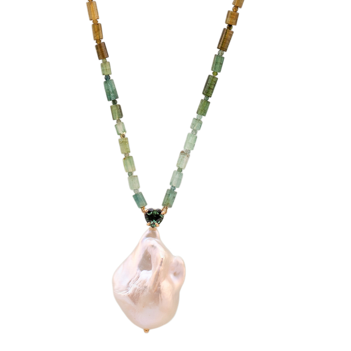 A fotografia de joias e semi-joias é uma arte que exige precisão, habilidade e uma compreensão profunda dos elementos que tornam essas peças únicas e desejáveis. Desde anéis e colares até brincos e pulseiras, capturar a essência dessas joias e semi-joias é crucial para destacar seu brilho, cor e design sofisticado. Uma boa fotografia pode transformar uma peça de joalheria em um objeto de desejo e ajudar a comunicar seu valor e apelo ao público.