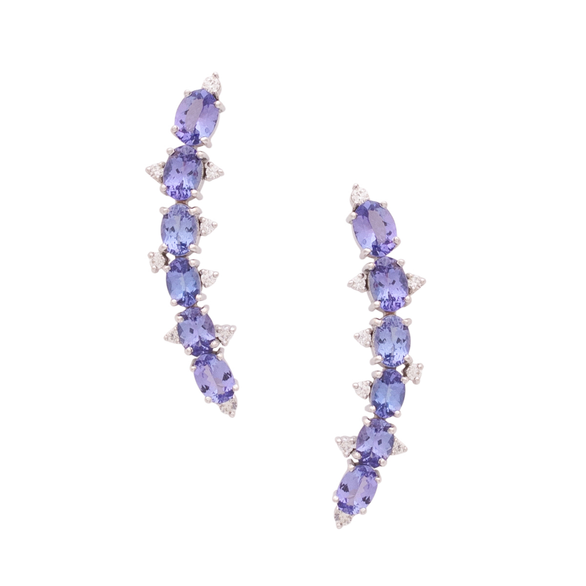 A fotografia de joias e semi-joias é uma arte que exige precisão, habilidade e uma compreensão profunda dos elementos que tornam essas peças únicas e desejáveis. Desde anéis e colares até brincos e pulseiras, capturar a essência dessas joias e semi-joias é crucial para destacar seu brilho, cor e design sofisticado. Uma boa fotografia pode transformar uma peça de joalheria em um objeto de desejo e ajudar a comunicar seu valor e apelo ao público.