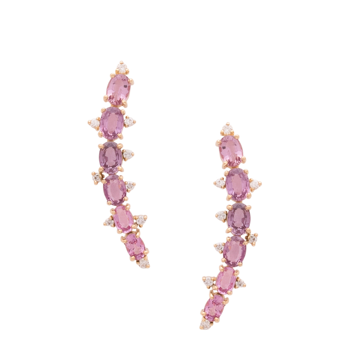 A fotografia de joias e semi-joias é uma arte que exige precisão, habilidade e uma compreensão profunda dos elementos que tornam essas peças únicas e desejáveis. Desde anéis e colares até brincos e pulseiras, capturar a essência dessas joias e semi-joias é crucial para destacar seu brilho, cor e design sofisticado. Uma boa fotografia pode transformar uma peça de joalheria em um objeto de desejo e ajudar a comunicar seu valor e apelo ao público.