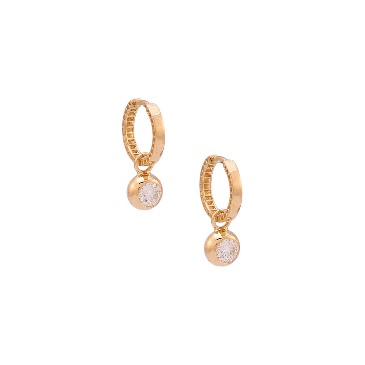 A fotografia de joias e semi-joias é uma arte que exige precisão, habilidade e uma compreensão profunda dos elementos que tornam essas peças únicas e desejáveis. Desde anéis e colares até brincos e pulseiras, capturar a essência dessas joias e semi-joias é crucial para destacar seu brilho, cor e design sofisticado. Uma boa fotografia pode transformar uma peça de joalheria em um objeto de desejo e ajudar a comunicar seu valor e apelo ao público.