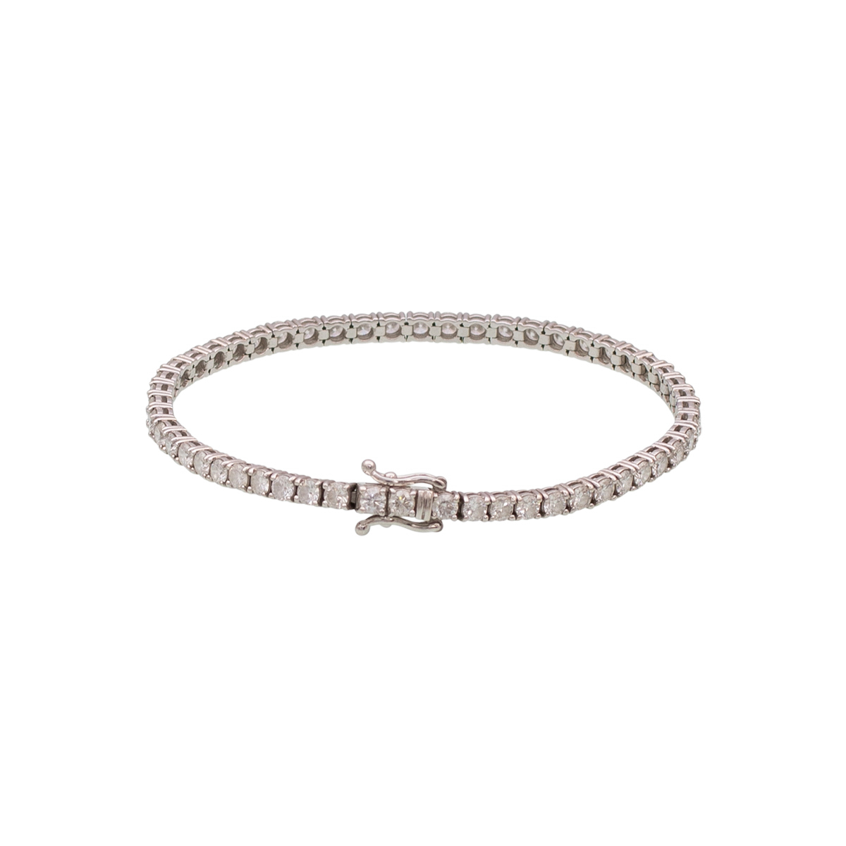 A fotografia de joias e semi-joias é uma arte que exige precisão, habilidade e uma compreensão profunda dos elementos que tornam essas peças únicas e desejáveis. Desde anéis e colares até brincos e pulseiras, capturar a essência dessas joias e semi-joias é crucial para destacar seu brilho, cor e design sofisticado. Uma boa fotografia pode transformar uma peça de joalheria em um objeto de desejo e ajudar a comunicar seu valor e apelo ao público.