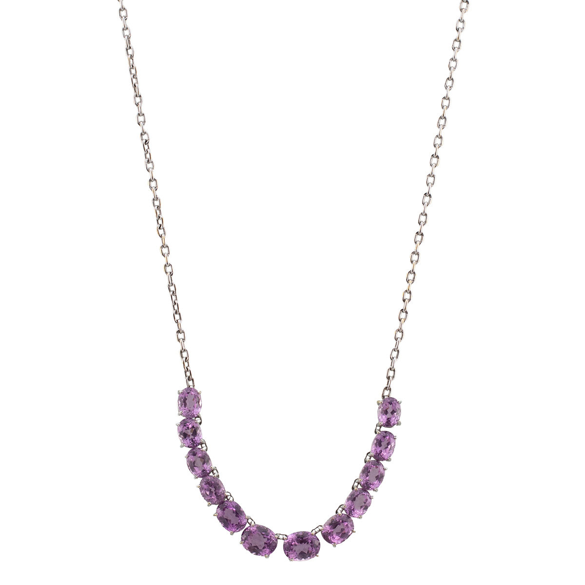 A fotografia de joias e semi-joias é uma arte que exige precisão, habilidade e uma compreensão profunda dos elementos que tornam essas peças únicas e desejáveis. Desde anéis e colares até brincos e pulseiras, capturar a essência dessas joias e semi-joias é crucial para destacar seu brilho, cor e design sofisticado. Uma boa fotografia pode transformar uma peça de joalheria em um objeto de desejo e ajudar a comunicar seu valor e apelo ao público.