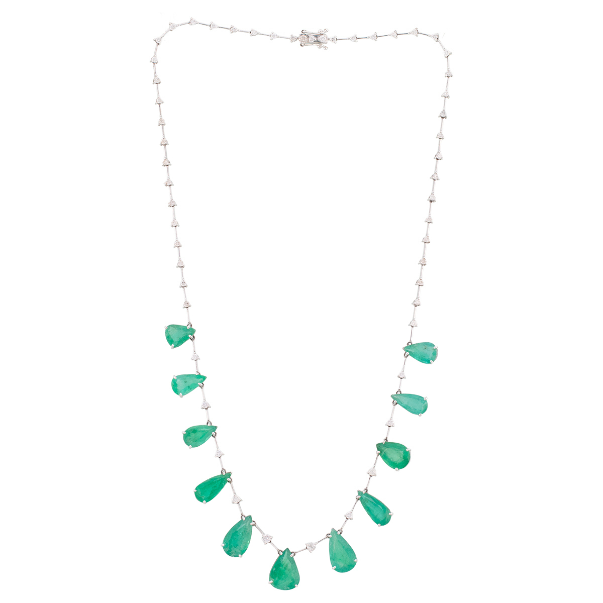 A fotografia de joias e semi-joias é uma arte que exige precisão, habilidade e uma compreensão profunda dos elementos que tornam essas peças únicas e desejáveis. Desde anéis e colares até brincos e pulseiras, capturar a essência dessas joias e semi-joias é crucial para destacar seu brilho, cor e design sofisticado. Uma boa fotografia pode transformar uma peça de joalheria em um objeto de desejo e ajudar a comunicar seu valor e apelo ao público.