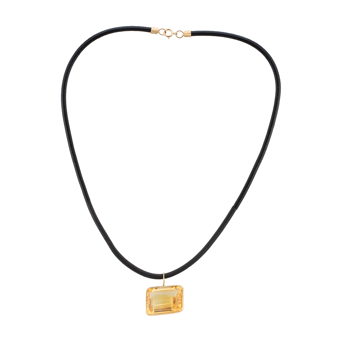 A fotografia de joias e semi-joias é uma arte que exige precisão, habilidade e uma compreensão profunda dos elementos que tornam essas peças únicas e desejáveis. Desde anéis e colares até brincos e pulseiras, capturar a essência dessas joias e semi-joias é crucial para destacar seu brilho, cor e design sofisticado. Uma boa fotografia pode transformar uma peça de joalheria em um objeto de desejo e ajudar a comunicar seu valor e apelo ao público.