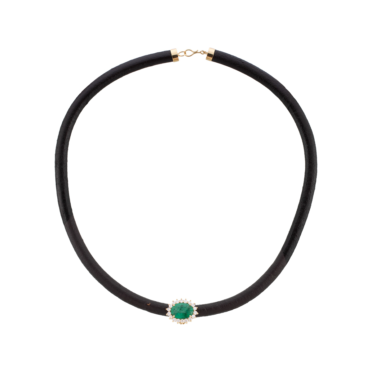 A fotografia de joias e semi-joias é uma arte que exige precisão, habilidade e uma compreensão profunda dos elementos que tornam essas peças únicas e desejáveis. Desde anéis e colares até brincos e pulseiras, capturar a essência dessas joias e semi-joias é crucial para destacar seu brilho, cor e design sofisticado. Uma boa fotografia pode transformar uma peça de joalheria em um objeto de desejo e ajudar a comunicar seu valor e apelo ao público.