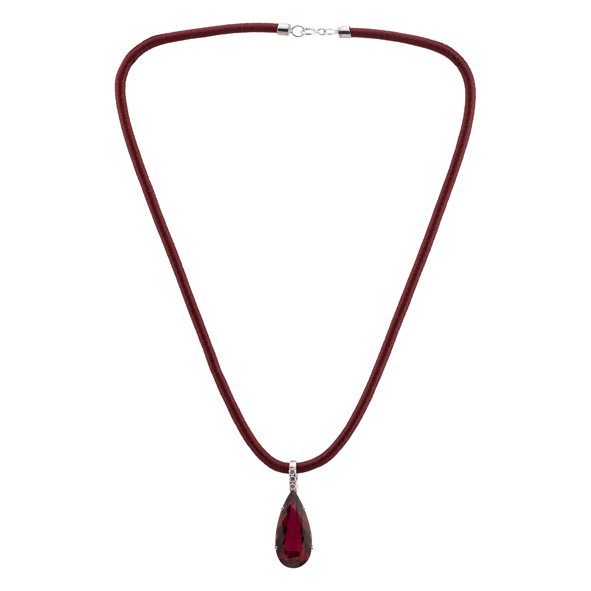 A fotografia de joias e semi-joias é uma arte que exige precisão, habilidade e uma compreensão profunda dos elementos que tornam essas peças únicas e desejáveis. Desde anéis e colares até brincos e pulseiras, capturar a essência dessas joias e semi-joias é crucial para destacar seu brilho, cor e design sofisticado. Uma boa fotografia pode transformar uma peça de joalheria em um objeto de desejo e ajudar a comunicar seu valor e apelo ao público.