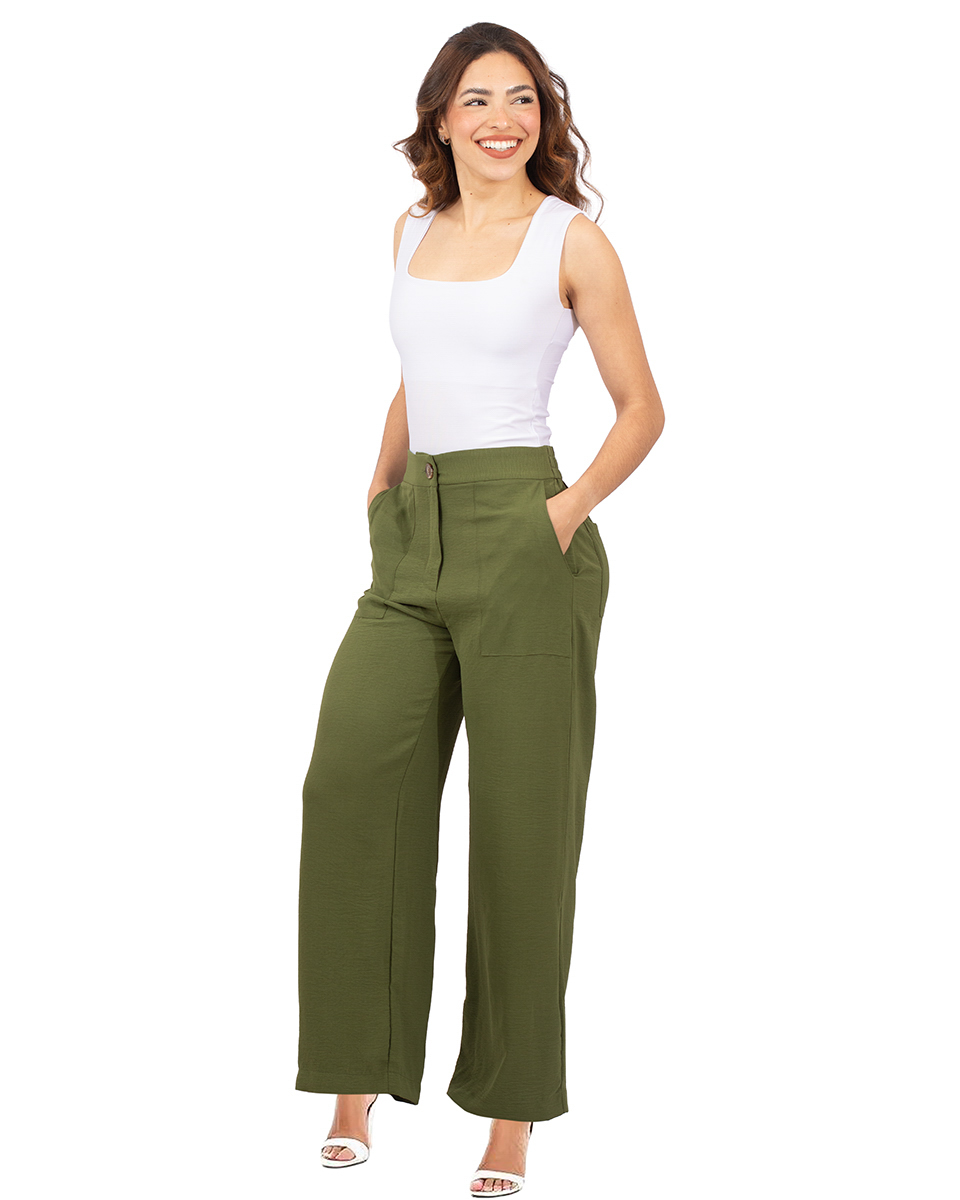 A fotografia de modelo com fundo branco é um estilo clássico e atemporal que coloca a ênfase total no sujeito da imagem. O fundo branco cria um contraste limpo e minimalista, permitindo que o foco esteja integralmente no modelo, em suas expressões e posturas. Este tipo de fotografia é muito usado tanto em estúdios fotográficos quanto em campanhas publicitárias, editoriais de moda, e até em portfólios pessoais.