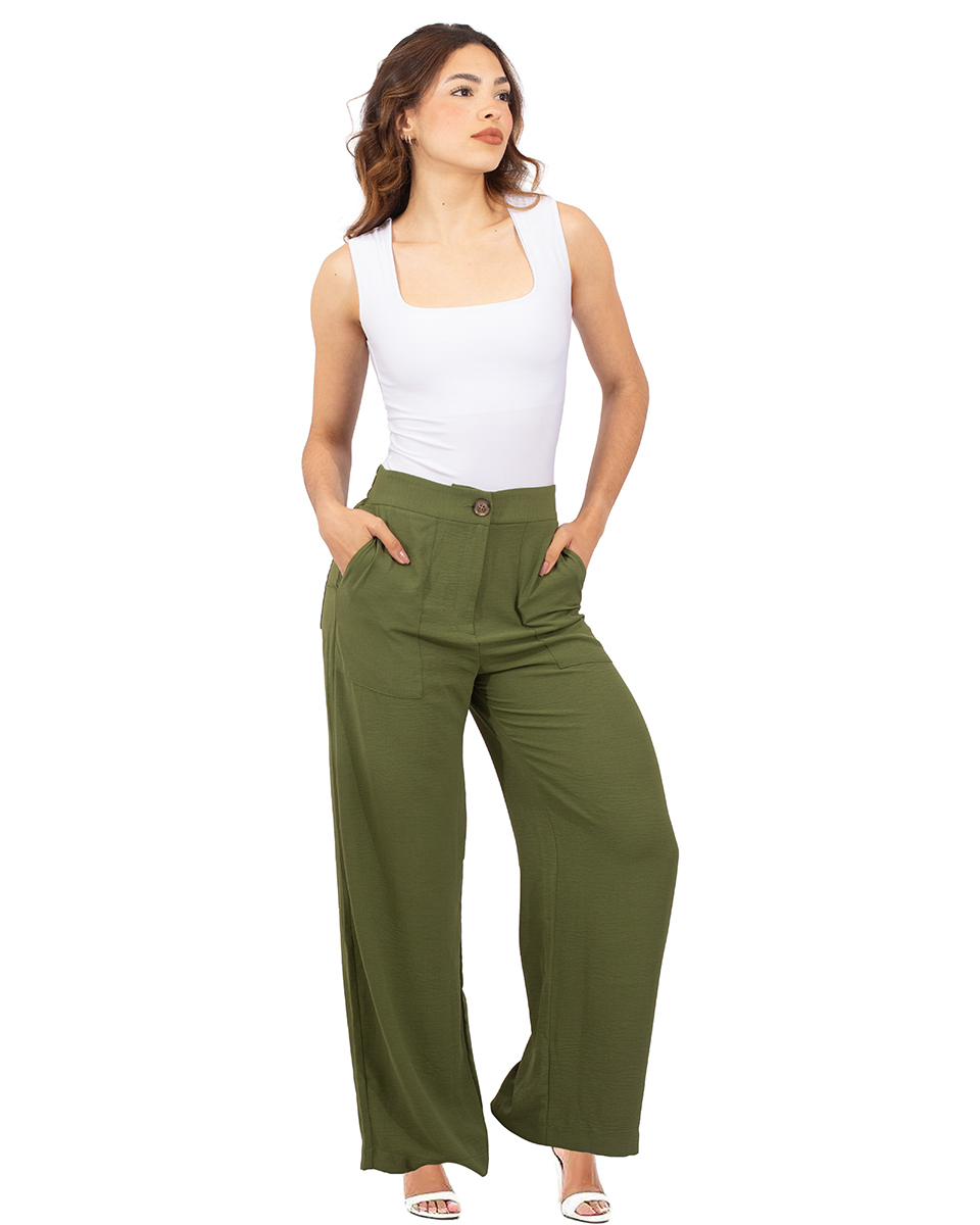 A fotografia de modelo com fundo branco é um estilo clássico e atemporal que coloca a ênfase total no sujeito da imagem. O fundo branco cria um contraste limpo e minimalista, permitindo que o foco esteja integralmente no modelo, em suas expressões e posturas. Este tipo de fotografia é muito usado tanto em estúdios fotográficos quanto em campanhas publicitárias, editoriais de moda, e até em portfólios pessoais.