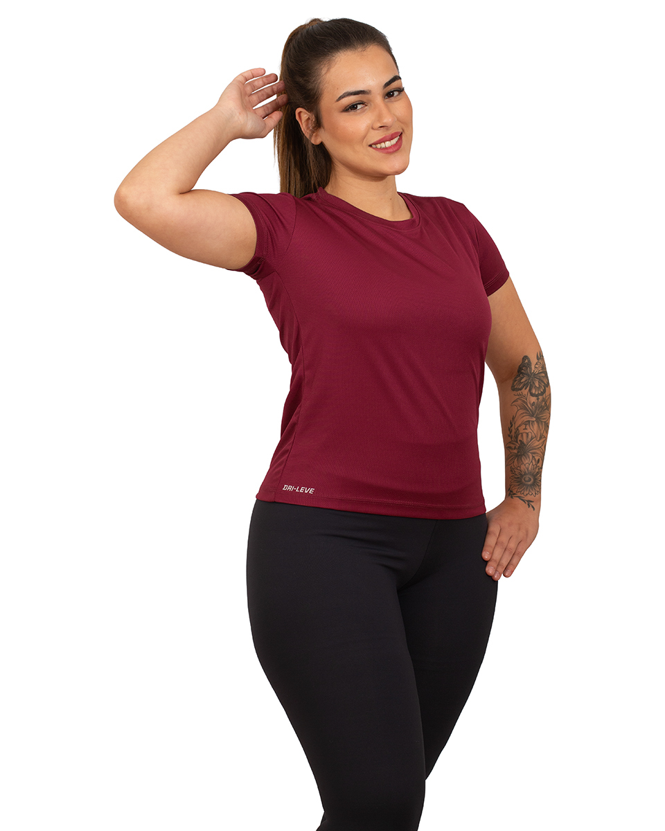 A fotografia de modelo com fundo branco é um estilo clássico e atemporal que coloca a ênfase total no sujeito da imagem. O fundo branco cria um contraste limpo e minimalista, permitindo que o foco esteja integralmente no modelo, em suas expressões e posturas. Este tipo de fotografia é muito usado tanto em estúdios fotográficos quanto em campanhas publicitárias, editoriais de moda, e até em portfólios pessoais.