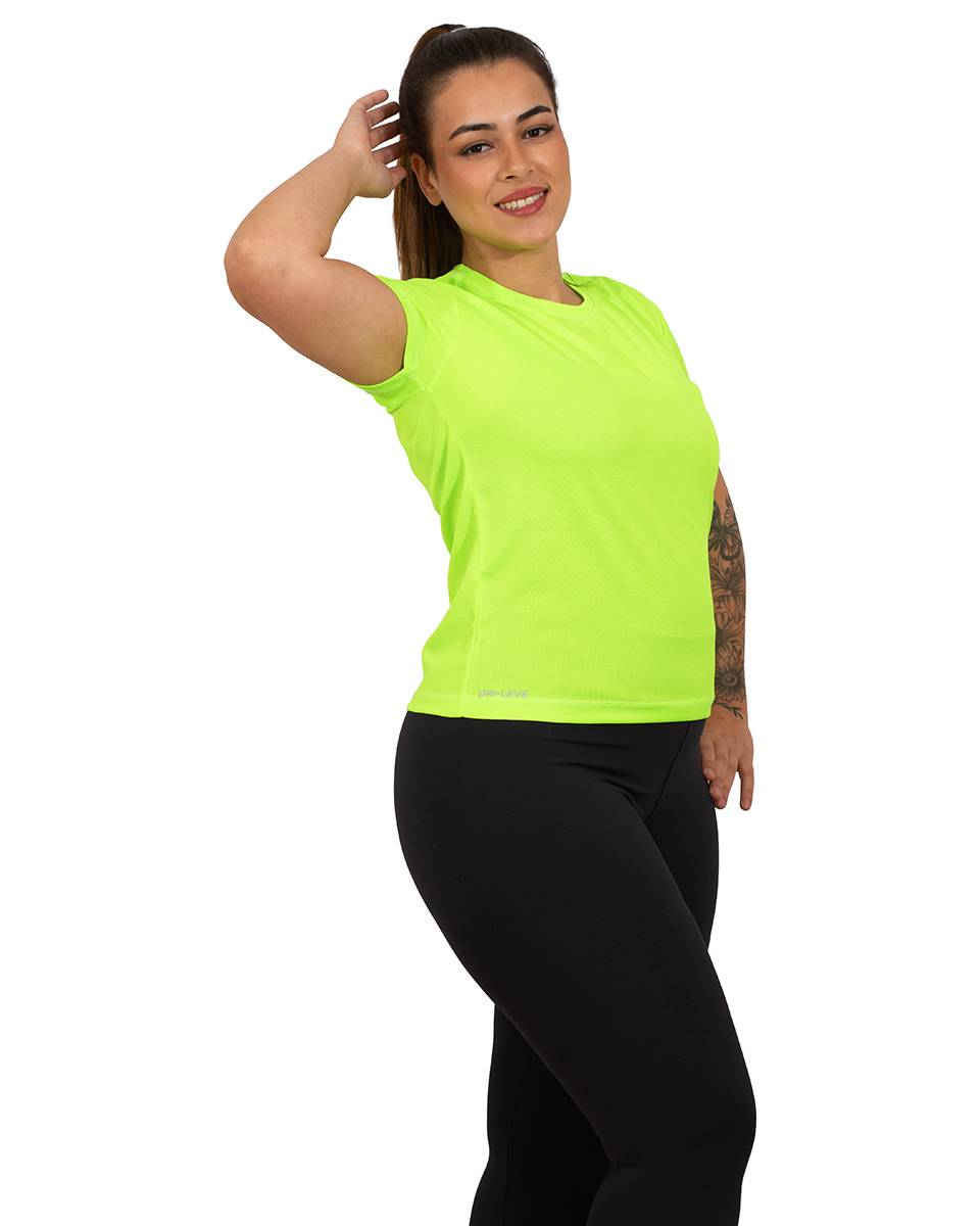 A fotografia de modelo com fundo branco é um estilo clássico e atemporal que coloca a ênfase total no sujeito da imagem. O fundo branco cria um contraste limpo e minimalista, permitindo que o foco esteja integralmente no modelo, em suas expressões e posturas. Este tipo de fotografia é muito usado tanto em estúdios fotográficos quanto em campanhas publicitárias, editoriais de moda, e até em portfólios pessoais.