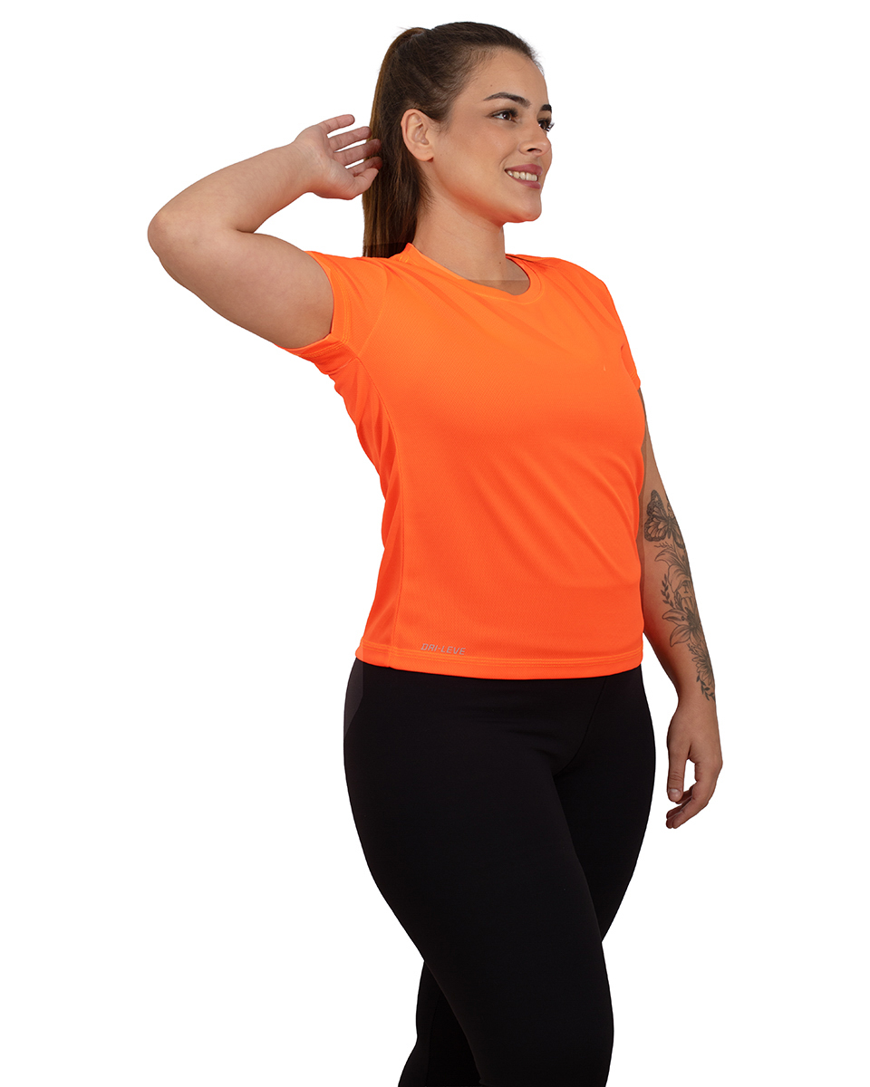 A fotografia de modelo com fundo branco é um estilo clássico e atemporal que coloca a ênfase total no sujeito da imagem. O fundo branco cria um contraste limpo e minimalista, permitindo que o foco esteja integralmente no modelo, em suas expressões e posturas. Este tipo de fotografia é muito usado tanto em estúdios fotográficos quanto em campanhas publicitárias, editoriais de moda, e até em portfólios pessoais.