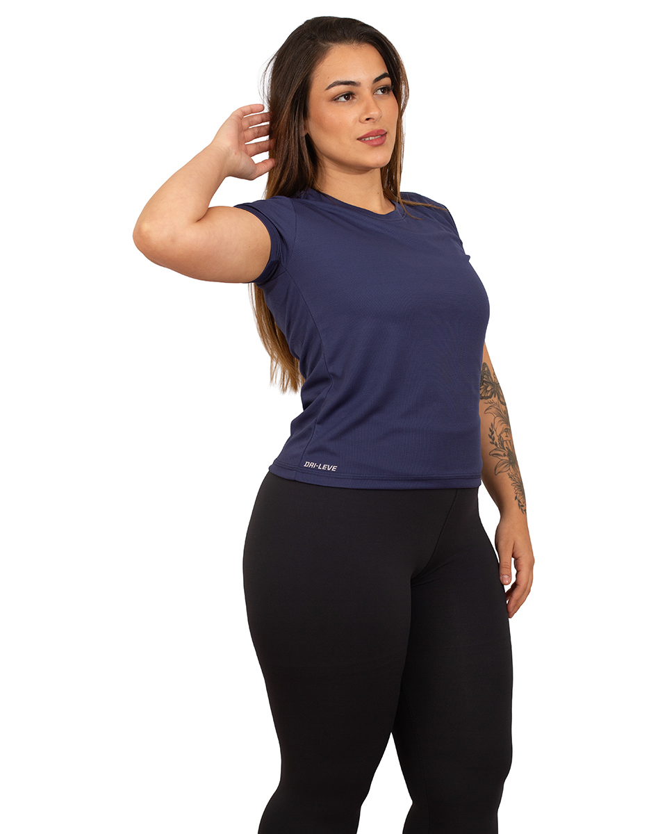 A fotografia de modelo com fundo branco é um estilo clássico e atemporal que coloca a ênfase total no sujeito da imagem. O fundo branco cria um contraste limpo e minimalista, permitindo que o foco esteja integralmente no modelo, em suas expressões e posturas. Este tipo de fotografia é muito usado tanto em estúdios fotográficos quanto em campanhas publicitárias, editoriais de moda, e até em portfólios pessoais.