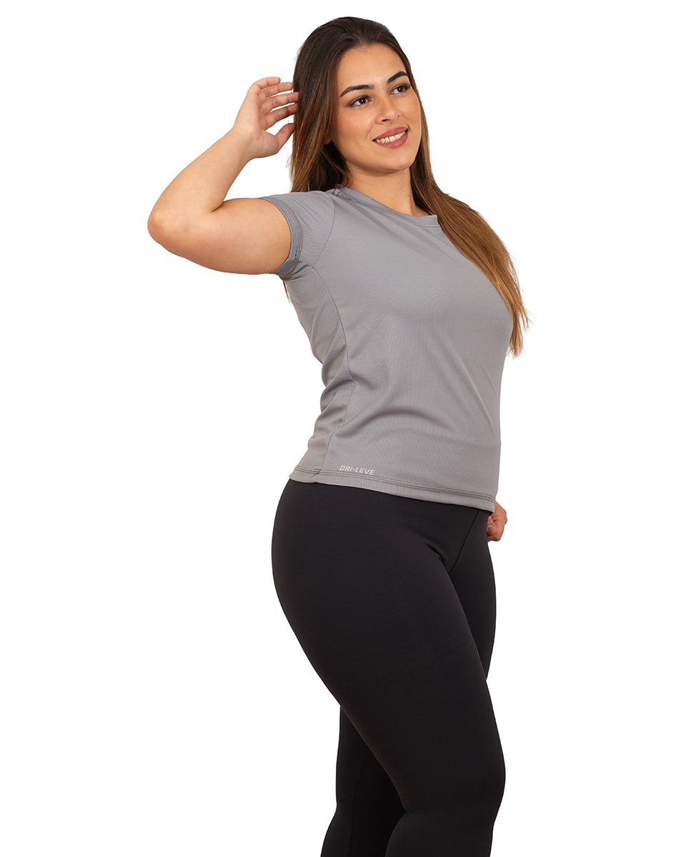 A fotografia de modelo com fundo branco é um estilo clássico e atemporal que coloca a ênfase total no sujeito da imagem. O fundo branco cria um contraste limpo e minimalista, permitindo que o foco esteja integralmente no modelo, em suas expressões e posturas. Este tipo de fotografia é muito usado tanto em estúdios fotográficos quanto em campanhas publicitárias, editoriais de moda, e até em portfólios pessoais.