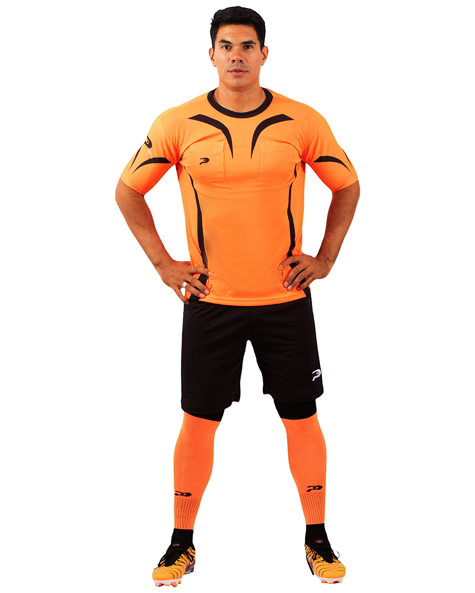 A fotografia de modelo com fundo branco é um estilo clássico e atemporal que coloca a ênfase total no sujeito da imagem. O fundo branco cria um contraste limpo e minimalista, permitindo que o foco esteja integralmente no modelo, em suas expressões e posturas. Este tipo de fotografia é muito usado tanto em estúdios fotográficos quanto em campanhas publicitárias, editoriais de moda, e até em portfólios pessoais.