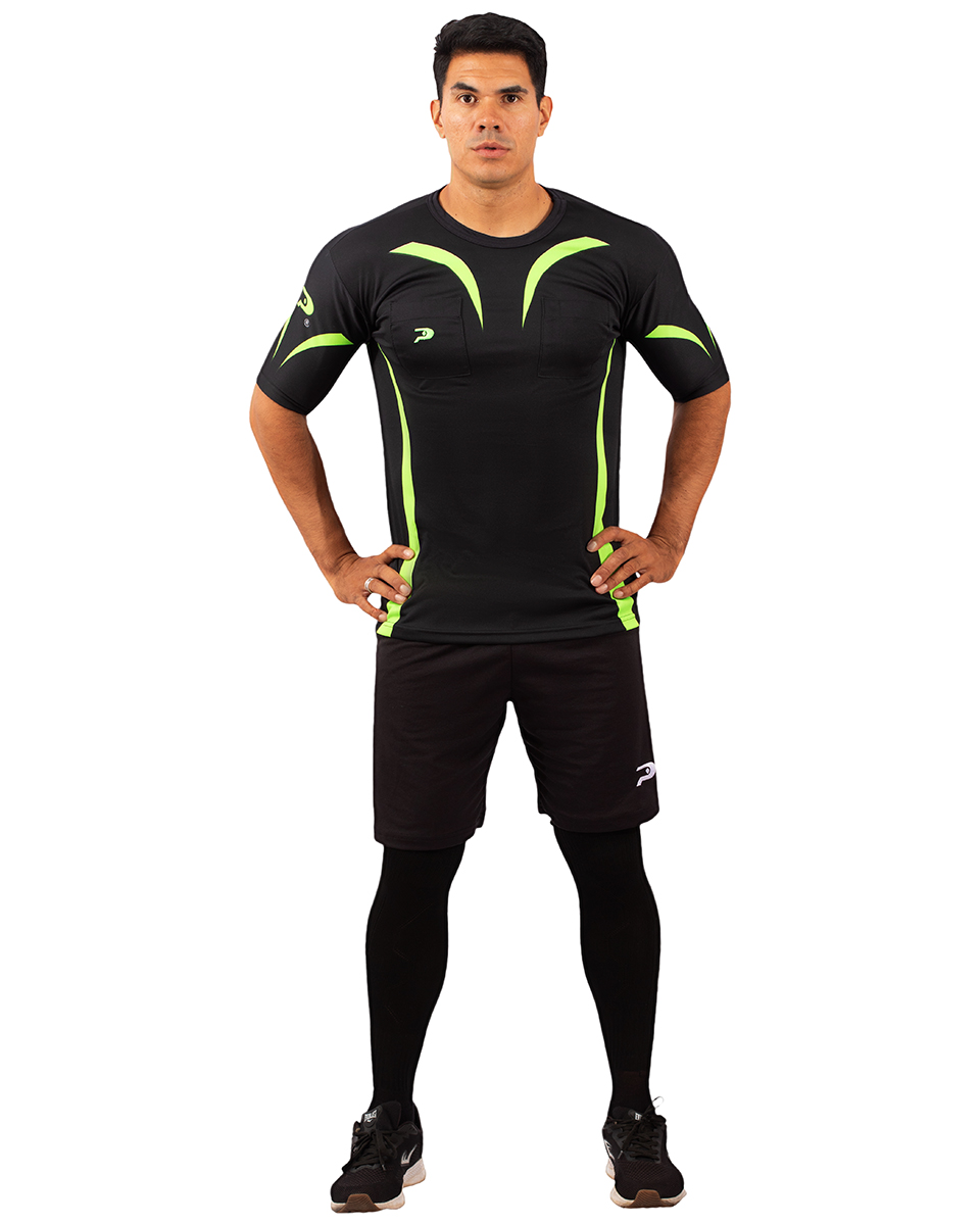 A fotografia de modelo com fundo branco é um estilo clássico e atemporal que coloca a ênfase total no sujeito da imagem. O fundo branco cria um contraste limpo e minimalista, permitindo que o foco esteja integralmente no modelo, em suas expressões e posturas. Este tipo de fotografia é muito usado tanto em estúdios fotográficos quanto em campanhas publicitárias, editoriais de moda, e até em portfólios pessoais.