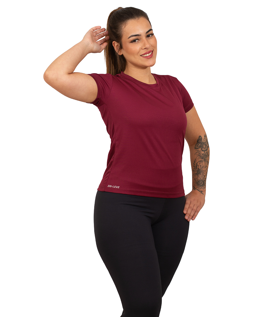 A fotografia de modelo com fundo branco é um estilo clássico e atemporal que coloca a ênfase total no sujeito da imagem. O fundo branco cria um contraste limpo e minimalista, permitindo que o foco esteja integralmente no modelo, em suas expressões e posturas. Este tipo de fotografia é muito usado tanto em estúdios fotográficos quanto em campanhas publicitárias, editoriais de moda, e até em portfólios pessoais.