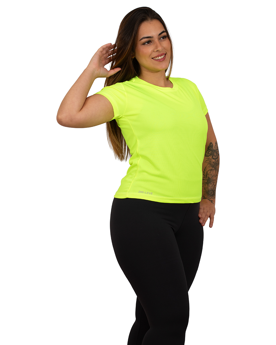 A fotografia de modelo com fundo branco é um estilo clássico e atemporal que coloca a ênfase total no sujeito da imagem. O fundo branco cria um contraste limpo e minimalista, permitindo que o foco esteja integralmente no modelo, em suas expressões e posturas. Este tipo de fotografia é muito usado tanto em estúdios fotográficos quanto em campanhas publicitárias, editoriais de moda, e até em portfólios pessoais.