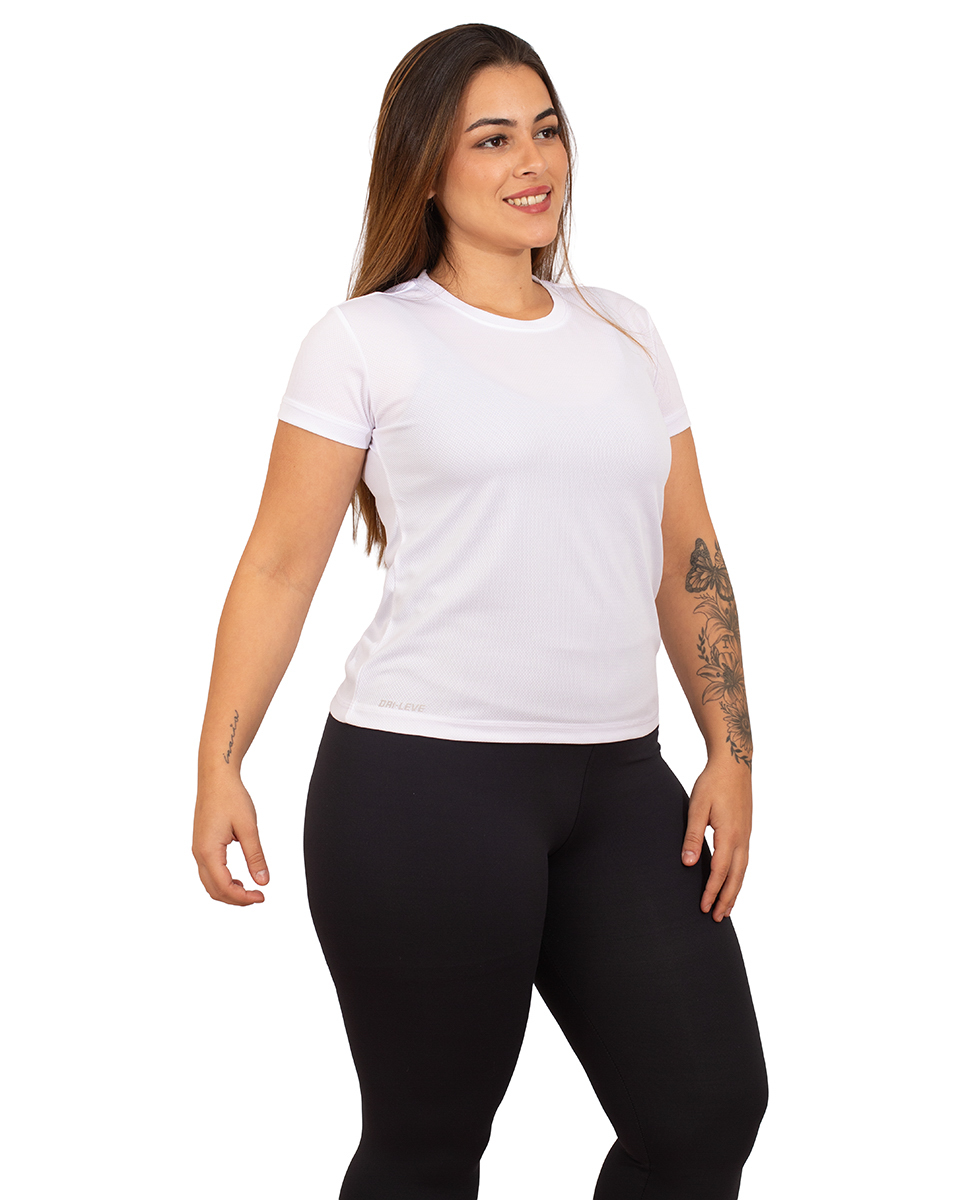 A fotografia de modelo com fundo branco é um estilo clássico e atemporal que coloca a ênfase total no sujeito da imagem. O fundo branco cria um contraste limpo e minimalista, permitindo que o foco esteja integralmente no modelo, em suas expressões e posturas. Este tipo de fotografia é muito usado tanto em estúdios fotográficos quanto em campanhas publicitárias, editoriais de moda, e até em portfólios pessoais.