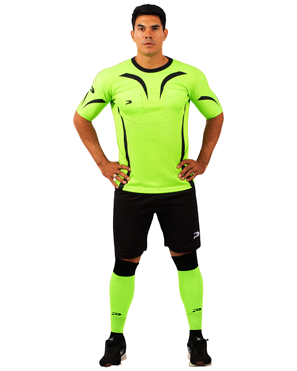 A fotografia de modelo com fundo branco é um estilo clássico e atemporal que coloca a ênfase total no sujeito da imagem. O fundo branco cria um contraste limpo e minimalista, permitindo que o foco esteja integralmente no modelo, em suas expressões e posturas. Este tipo de fotografia é muito usado tanto em estúdios fotográficos quanto em campanhas publicitárias, editoriais de moda, e até em portfólios pessoais.