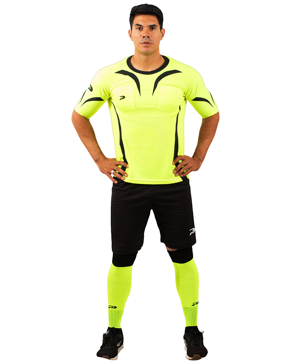 A fotografia de modelo com fundo branco é um estilo clássico e atemporal que coloca a ênfase total no sujeito da imagem. O fundo branco cria um contraste limpo e minimalista, permitindo que o foco esteja integralmente no modelo, em suas expressões e posturas. Este tipo de fotografia é muito usado tanto em estúdios fotográficos quanto em campanhas publicitárias, editoriais de moda, e até em portfólios pessoais.