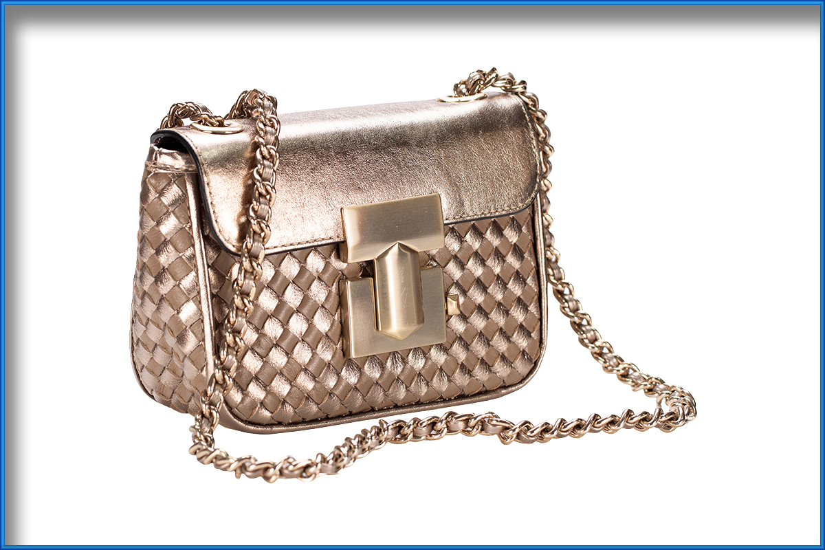 Nos últimos anos, a experiência de compra online tem evoluído de maneira significativa, e uma das inovações mais empolgantes nesse sentido é o vídeo de produtos 360º. Essa tecnologia oferece aos consumidores uma visão completa e interativa do produto, permitindo que eles visualizem cada detalhe de forma dinâmica e imersiva, como se estivessem o segurando nas mãos.